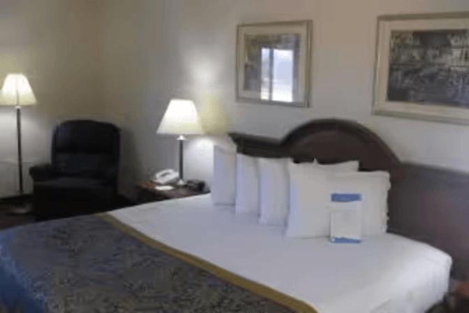 Lakewood Inn & Suites Dowagiac 外观 照片
