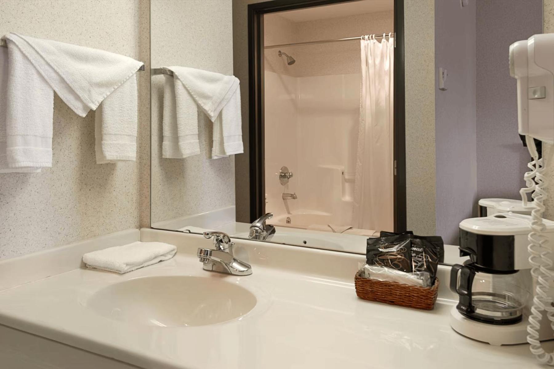 Lakewood Inn & Suites Dowagiac 外观 照片